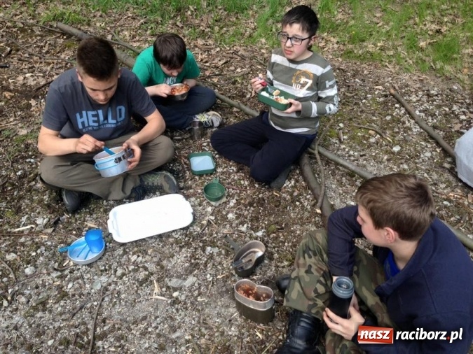Zdjęcie w galerii na portalu naszraciborz.pl: Bastion na biwaku w szymocickim lesie wiadomości z regionu