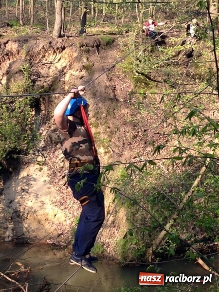 Zdjęcie w galerii na portalu naszraciborz.pl: Bastion na biwaku w szymocickim lesie wiadomości z regionu