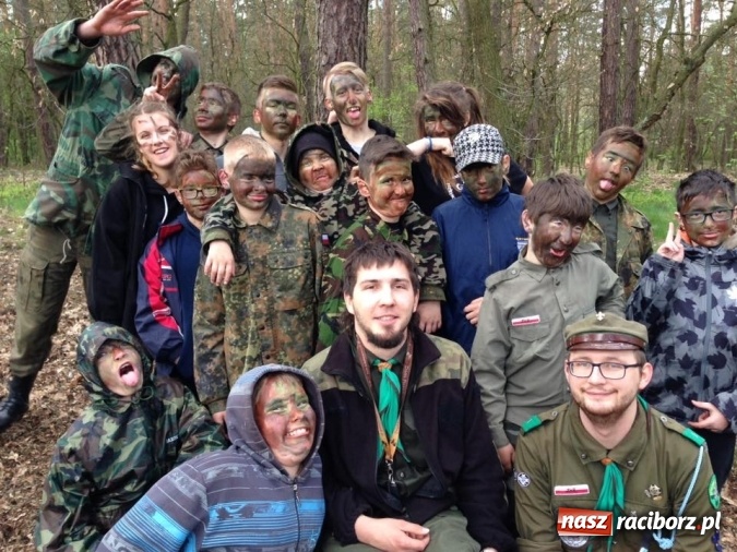 Zdjęcie w galerii na portalu naszraciborz.pl: Bastion na biwaku w szymocickim lesie wiadomości z regionu