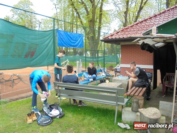 Zdjęcie w galerii na portalu naszraciborz.pl: Młodzież rozegrała turniej tenisowy z rodzicami  wiadomości z regionu