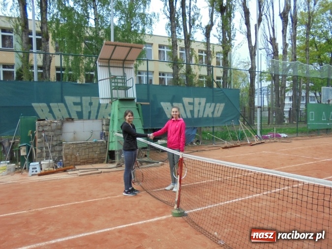Zdjęcie w galerii na portalu naszraciborz.pl: Młodzież rozegrała turniej tenisowy z rodzicami  wiadomości z regionu
