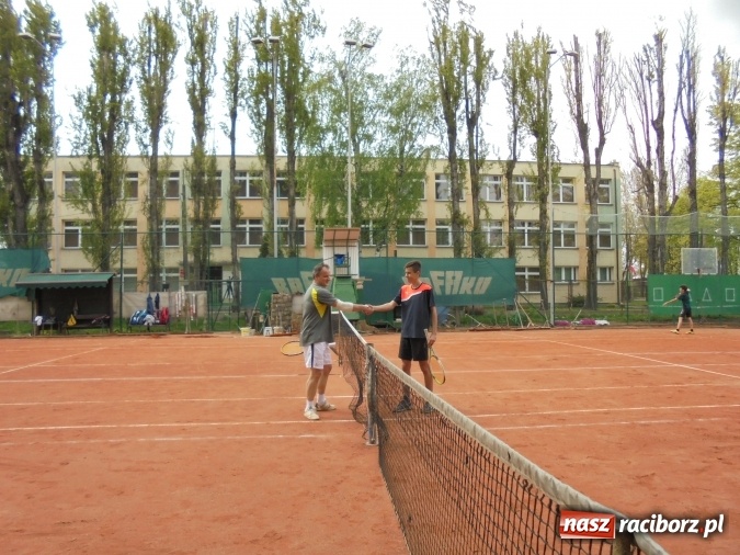 Zdjęcie w galerii na portalu naszraciborz.pl: Młodzież rozegrała turniej tenisowy z rodzicami  wiadomości z regionu