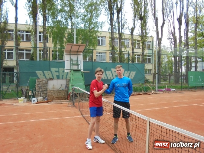 Zdjęcie w galerii na portalu naszraciborz.pl: Młodzież rozegrała turniej tenisowy z rodzicami  wiadomości z regionu