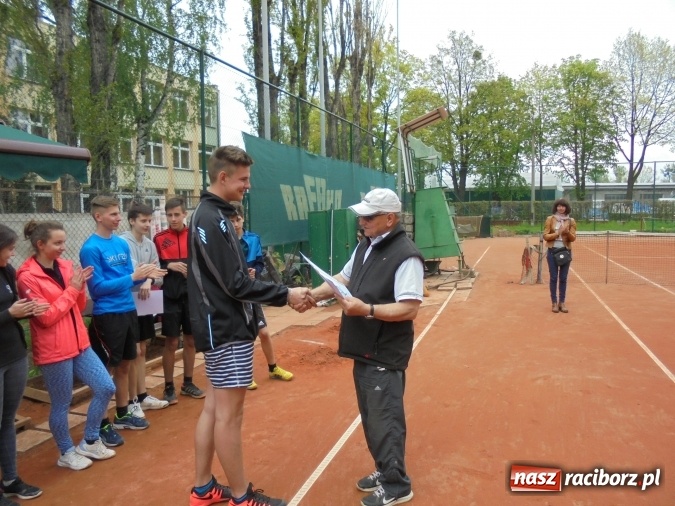 Zdjęcie w galerii na portalu naszraciborz.pl: Młodzież rozegrała turniej tenisowy z rodzicami  wiadomości z regionu