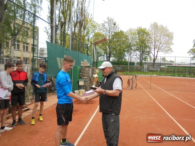 Zdjęcie w galerii na portalu naszraciborz.pl: Młodzież rozegrała turniej tenisowy z rodzicami  wiadomości z regionu
