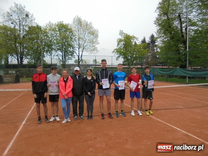 Zdjęcie w galerii na portalu naszraciborz.pl: Młodzież rozegrała turniej tenisowy z rodzicami  wiadomości z regionu