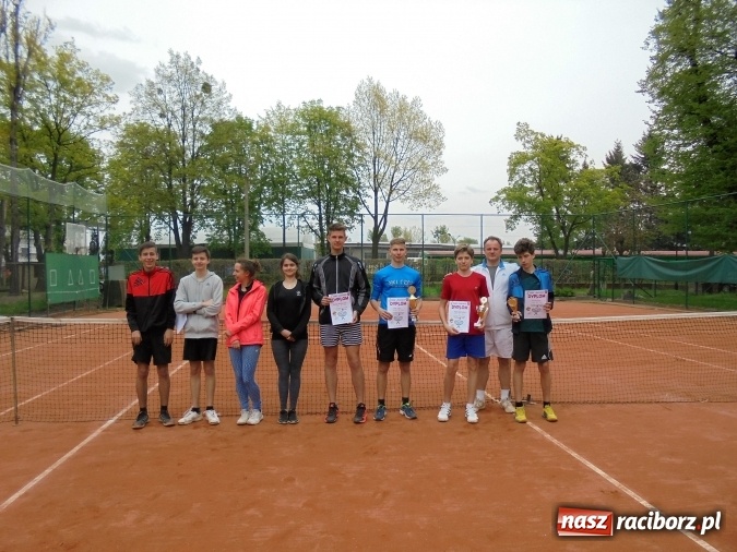 Zdjęcie w galerii na portalu naszraciborz.pl: Młodzież rozegrała turniej tenisowy z rodzicami  wiadomości z regionu
