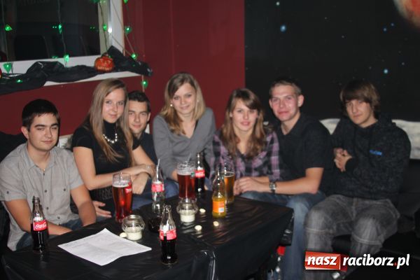 Zdjęcie w galerii na portalu naszraciborz.pl: Karaoke na Halloween w Pubie 13 wiadomości z regionu