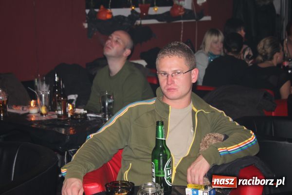 Zdjęcie w galerii na portalu naszraciborz.pl: Karaoke na Halloween w Pubie 13 wiadomości z regionu