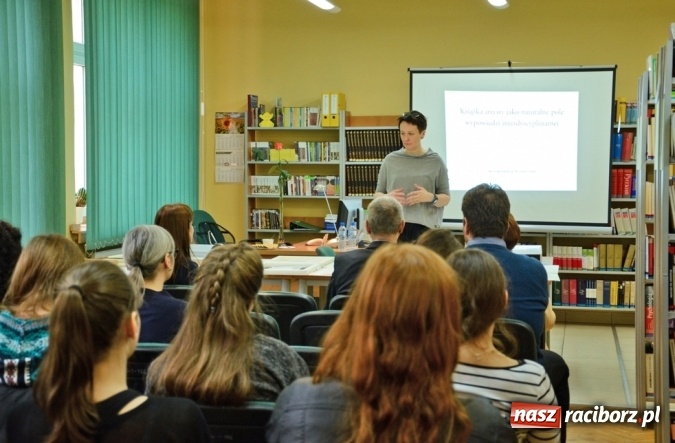Zdjęcie w galerii na portalu naszraciborz.pl: Spotkanie z dr Joanną Apanowicz na początek Tygodnia Bibliotek na raciborskiej uczelni  wiadomości z regionu