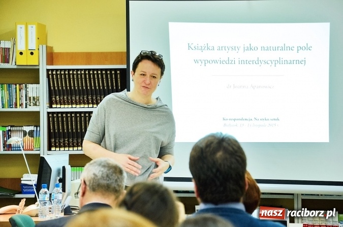 Zdjęcie w galerii na portalu naszraciborz.pl: Spotkanie z dr Joanną Apanowicz na początek Tygodnia Bibliotek na raciborskiej uczelni  wiadomości z regionu