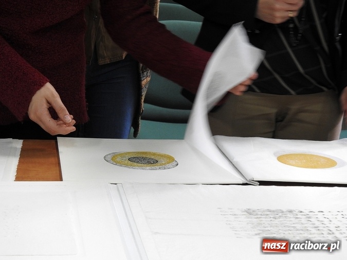 Zdjęcie w galerii na portalu naszraciborz.pl: Spotkanie z dr Joanną Apanowicz na początek Tygodnia Bibliotek na raciborskiej uczelni  wiadomości z regionu