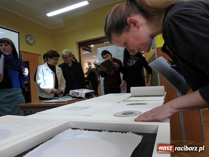 Zdjęcie w galerii na portalu naszraciborz.pl: Spotkanie z dr Joanną Apanowicz na początek Tygodnia Bibliotek na raciborskiej uczelni  wiadomości z regionu