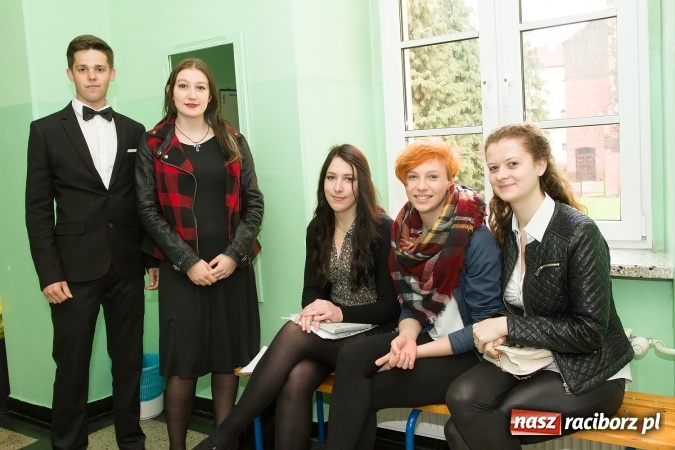 Zdjęcie w galerii na portalu naszraciborz.pl: Matura 2016 - fotoreportaż z CKZiU nr 1 Ekonomik wiadomości z regionu
