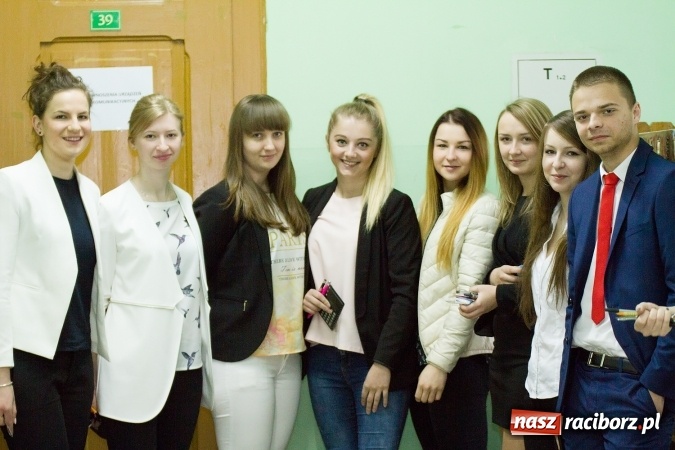 Zdjęcie w galerii na portalu naszraciborz.pl: Matura 2016 - fotoreportaż z CKZiU nr 1 Ekonomik wiadomości z regionu