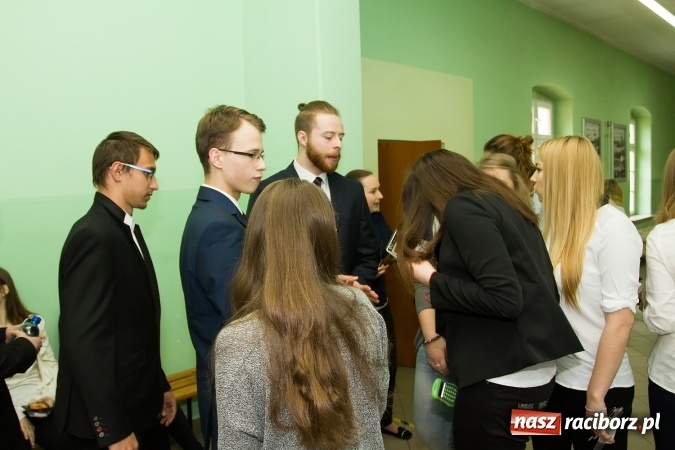Zdjęcie w galerii na portalu naszraciborz.pl: Matura 2016 - fotoreportaż z CKZiU nr 1 Ekonomik wiadomości z regionu