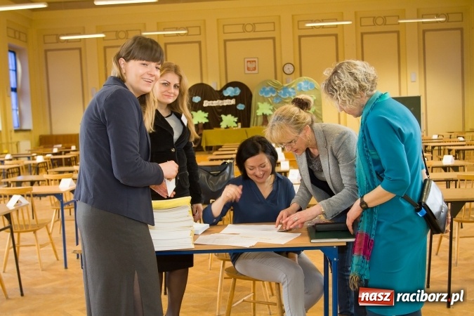 Zdjęcie w galerii na portalu naszraciborz.pl: Matura 2016 - fotoreportaż z CKZiU nr 1 Ekonomik wiadomości z regionu