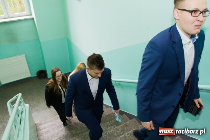 Zdjęcie w galerii na portalu naszraciborz.pl: Matura 2016 - fotoreportaż z CKZiU nr 1 Ekonomik wiadomości z regionu
