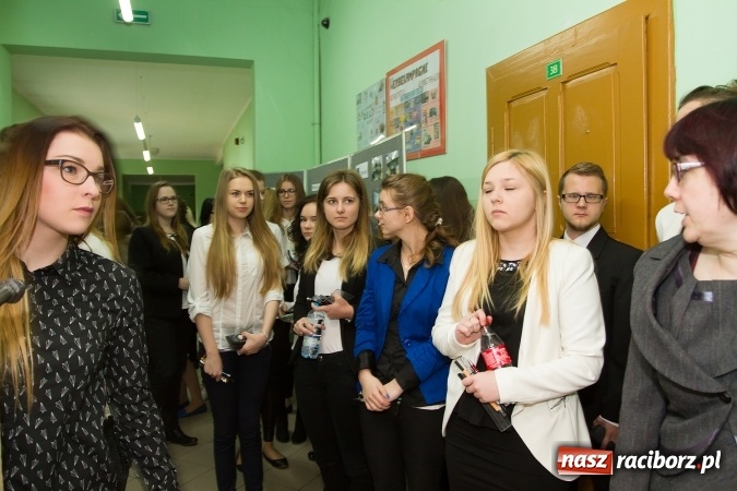 Zdjęcie w galerii na portalu naszraciborz.pl: Matura 2016 - fotoreportaż z CKZiU nr 1 Ekonomik wiadomości z regionu