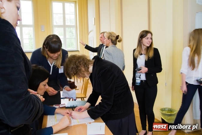 Zdjęcie w galerii na portalu naszraciborz.pl: Matura 2016 - fotoreportaż z CKZiU nr 1 Ekonomik wiadomości z regionu