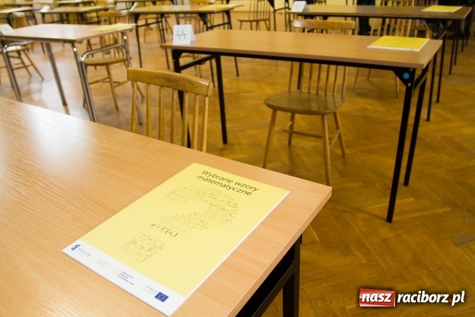 Zdjęcie w galerii na portalu naszraciborz.pl: Matura 2016 - fotoreportaż z CKZiU nr 1 Ekonomik wiadomości z regionu
