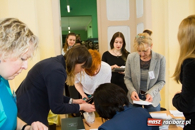 Zdjęcie w galerii na portalu naszraciborz.pl: Matura 2016 - fotoreportaż z CKZiU nr 1 Ekonomik wiadomości z regionu