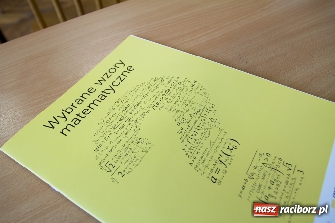 Zdjęcie w galerii na portalu naszraciborz.pl: Matura 2016 - fotoreportaż z CKZiU nr 1 Ekonomik wiadomości z regionu