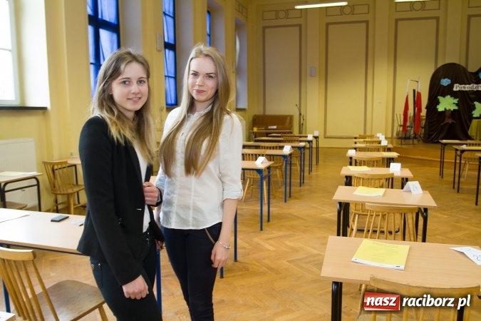 Zdjęcie w galerii na portalu naszraciborz.pl: Matura 2016 - fotoreportaż z CKZiU nr 1 Ekonomik wiadomości z regionu