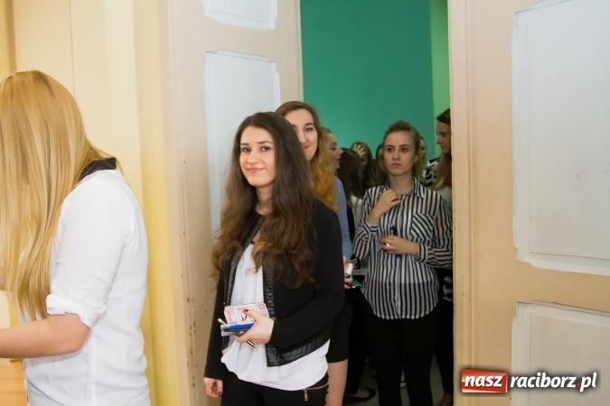Zdjęcie w galerii na portalu naszraciborz.pl: Matura 2016 - fotoreportaż z CKZiU nr 1 Ekonomik wiadomości z regionu