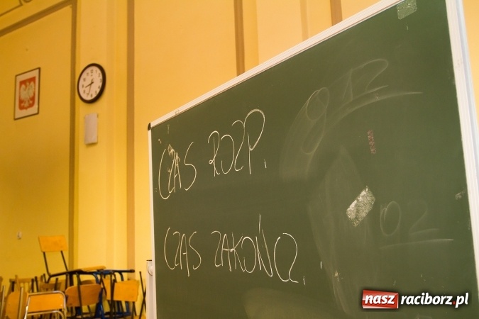 Zdjęcie w galerii na portalu naszraciborz.pl: Matura 2016 - fotoreportaż z CKZiU nr 1 Ekonomik wiadomości z regionu