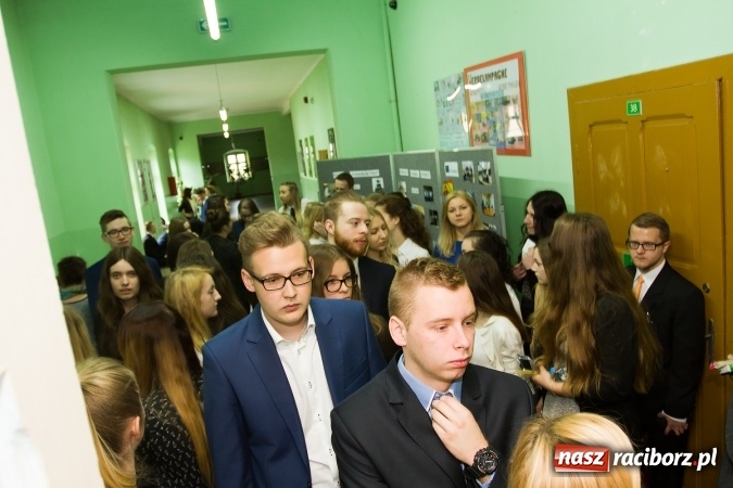 Zdjęcie w galerii na portalu naszraciborz.pl: Matura 2016 - fotoreportaż z CKZiU nr 1 Ekonomik wiadomości z regionu
