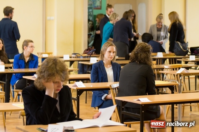 Zdjęcie w galerii na portalu naszraciborz.pl: Matura 2016 - fotoreportaż z CKZiU nr 1 Ekonomik wiadomości z regionu
