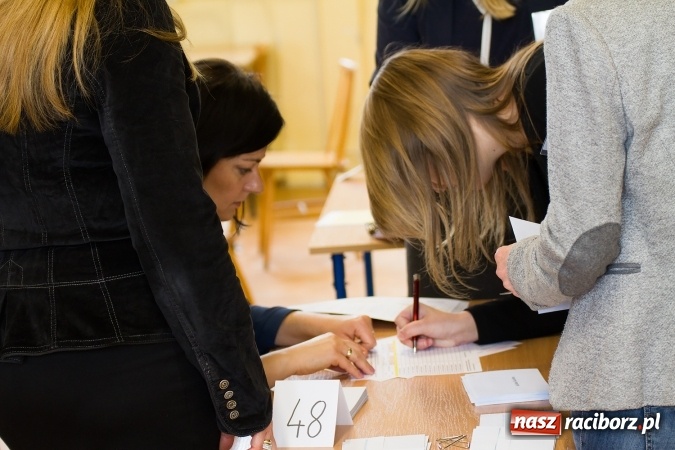 Zdjęcie w galerii na portalu naszraciborz.pl: Matura 2016 - fotoreportaż z CKZiU nr 1 Ekonomik wiadomości z regionu