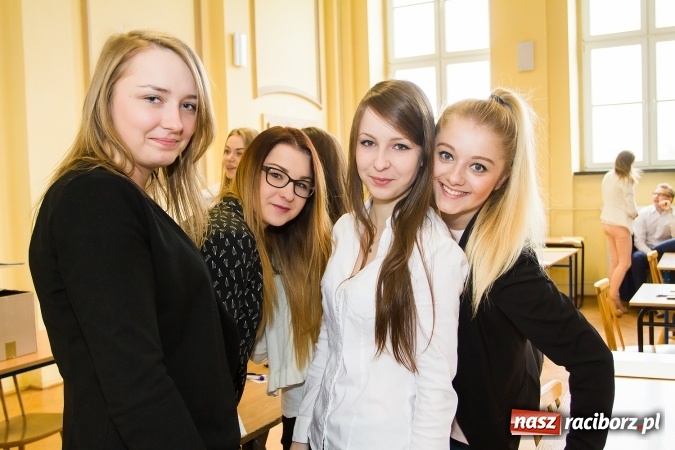 Zdjęcie w galerii na portalu naszraciborz.pl: Matura 2016 - fotoreportaż z CKZiU nr 1 Ekonomik wiadomości z regionu