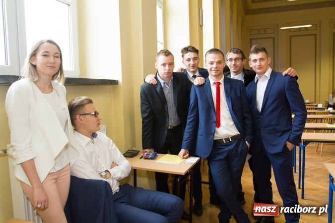 Zdjęcie w galerii na portalu naszraciborz.pl: Matura 2016 - fotoreportaż z CKZiU nr 1 Ekonomik wiadomości z regionu