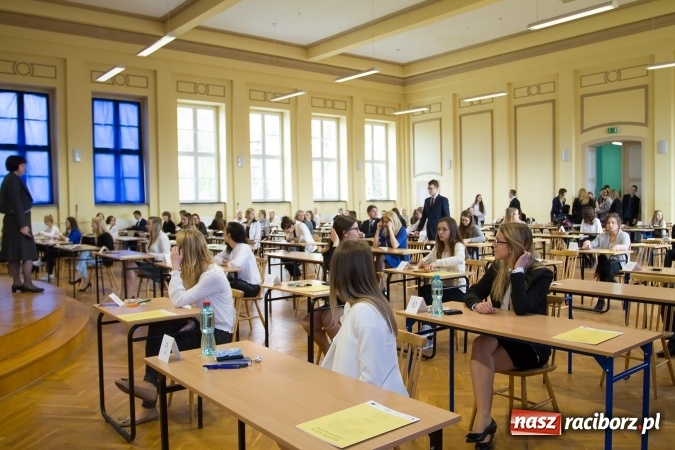 Zdjęcie w galerii na portalu naszraciborz.pl: Matura 2016 - fotoreportaż z CKZiU nr 1 Ekonomik wiadomości z regionu