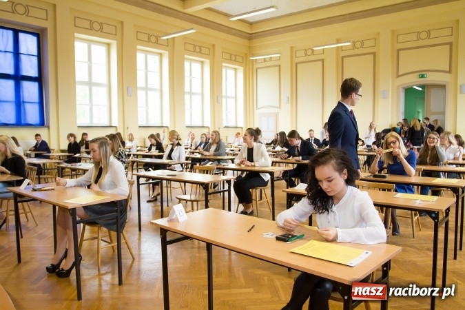 Zdjęcie w galerii na portalu naszraciborz.pl: Matura 2016 - fotoreportaż z CKZiU nr 1 Ekonomik wiadomości z regionu