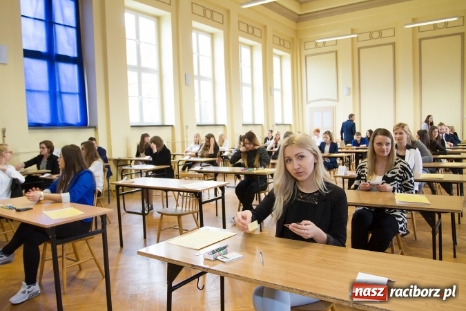 Zdjęcie w galerii na portalu naszraciborz.pl: Matura 2016 - fotoreportaż z CKZiU nr 1 Ekonomik wiadomości z regionu