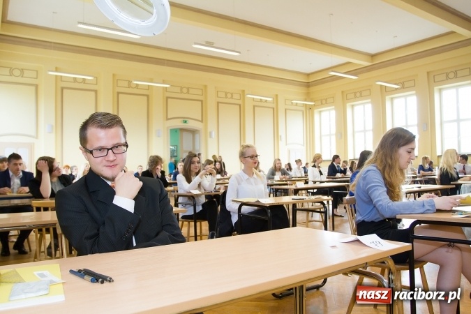 Zdjęcie w galerii na portalu naszraciborz.pl: Matura 2016 - fotoreportaż z CKZiU nr 1 Ekonomik wiadomości z regionu