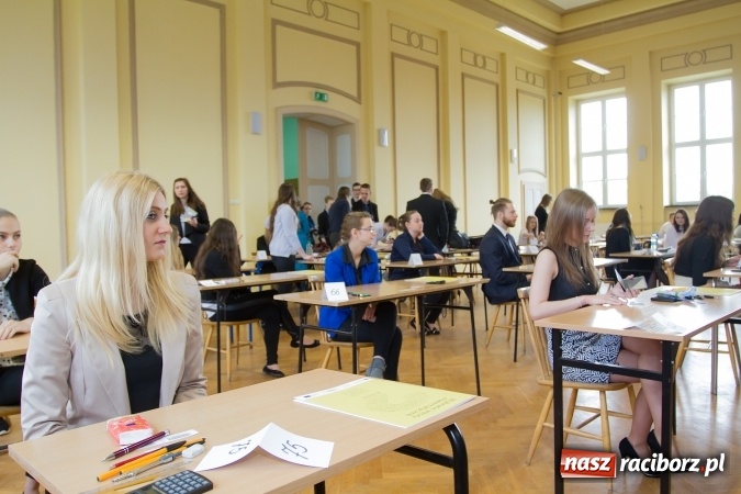Zdjęcie w galerii na portalu naszraciborz.pl: Matura 2016 - fotoreportaż z CKZiU nr 1 Ekonomik wiadomości z regionu