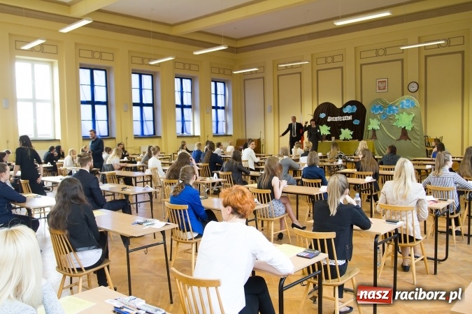 Zdjęcie w galerii na portalu naszraciborz.pl: Matura 2016 - fotoreportaż z CKZiU nr 1 Ekonomik wiadomości z regionu