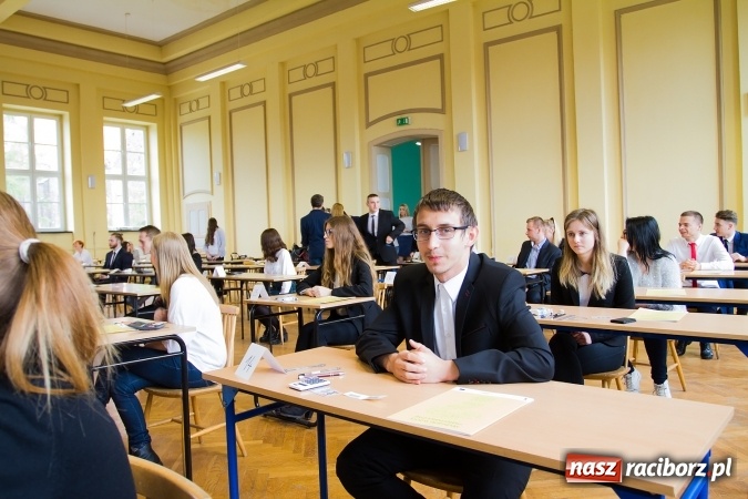 Zdjęcie w galerii na portalu naszraciborz.pl: Matura 2016 - fotoreportaż z CKZiU nr 1 Ekonomik wiadomości z regionu