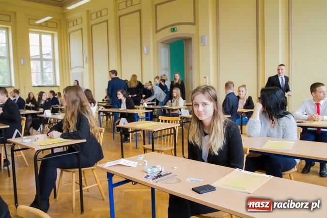 Zdjęcie w galerii na portalu naszraciborz.pl: Matura 2016 - fotoreportaż z CKZiU nr 1 Ekonomik wiadomości z regionu