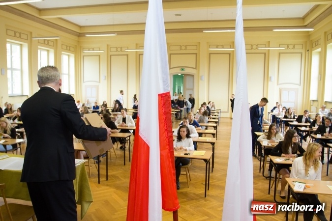 Zdjęcie w galerii na portalu naszraciborz.pl: Matura 2016 - fotoreportaż z CKZiU nr 1 Ekonomik wiadomości z regionu