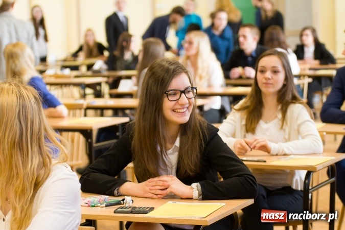 Zdjęcie w galerii na portalu naszraciborz.pl: Matura 2016 - fotoreportaż z CKZiU nr 1 Ekonomik wiadomości z regionu