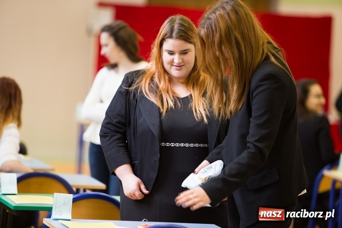 Zdjęcie w galerii na portalu naszraciborz.pl: Matura 2016 - fotoreportaż z CKZiU nr 1 Budowlanka i ZSZ wiadomości z regionu