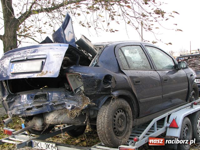 Zdjęcie w galerii na portalu naszraciborz.pl: Granatowy opel astra w rowie wiadomości z regionu