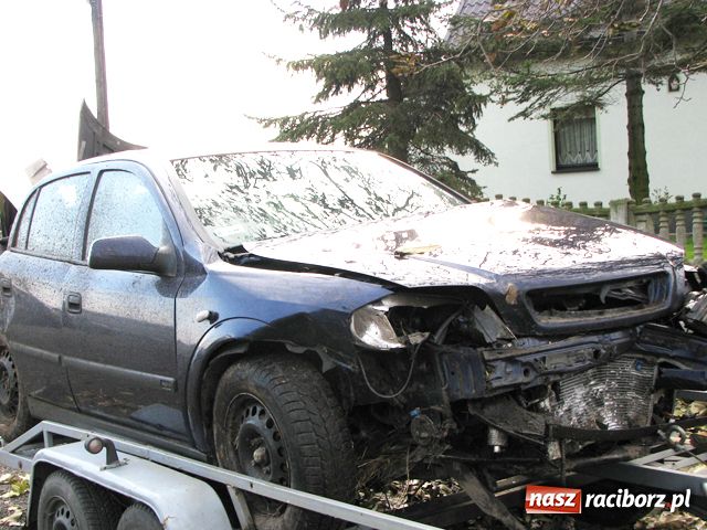 Zdjęcie w galerii na portalu naszraciborz.pl: Granatowy opel astra w rowie wiadomości z regionu