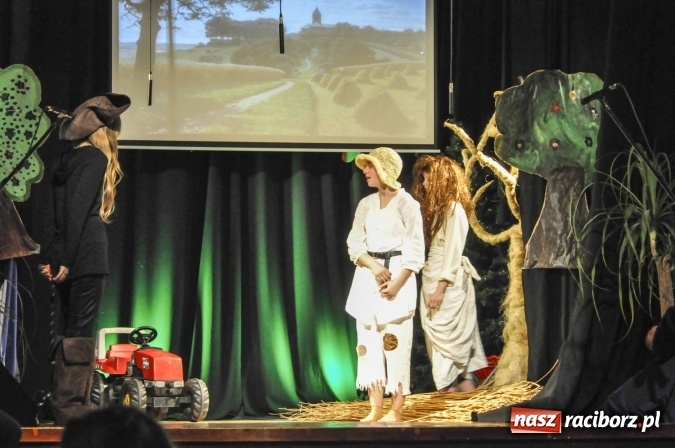 Zdjęcie w galerii na portalu naszraciborz.pl: Kot w butach zagościł dziś na deskach sceny Młodzieżowego Domu Kultury wiadomości z regionu