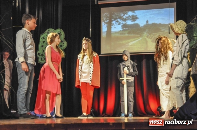 Zdjęcie w galerii na portalu naszraciborz.pl: Kot w butach zagościł dziś na deskach sceny Młodzieżowego Domu Kultury wiadomości z regionu